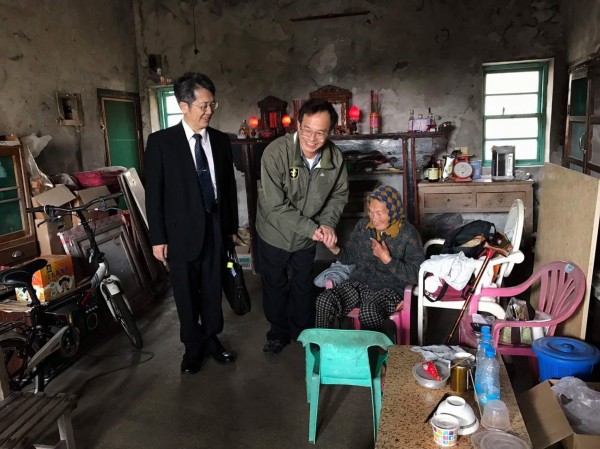侯武忠對於獨居老人細心照顧,讓老人家們都相當感心。(翻攝侯武忠臉書)