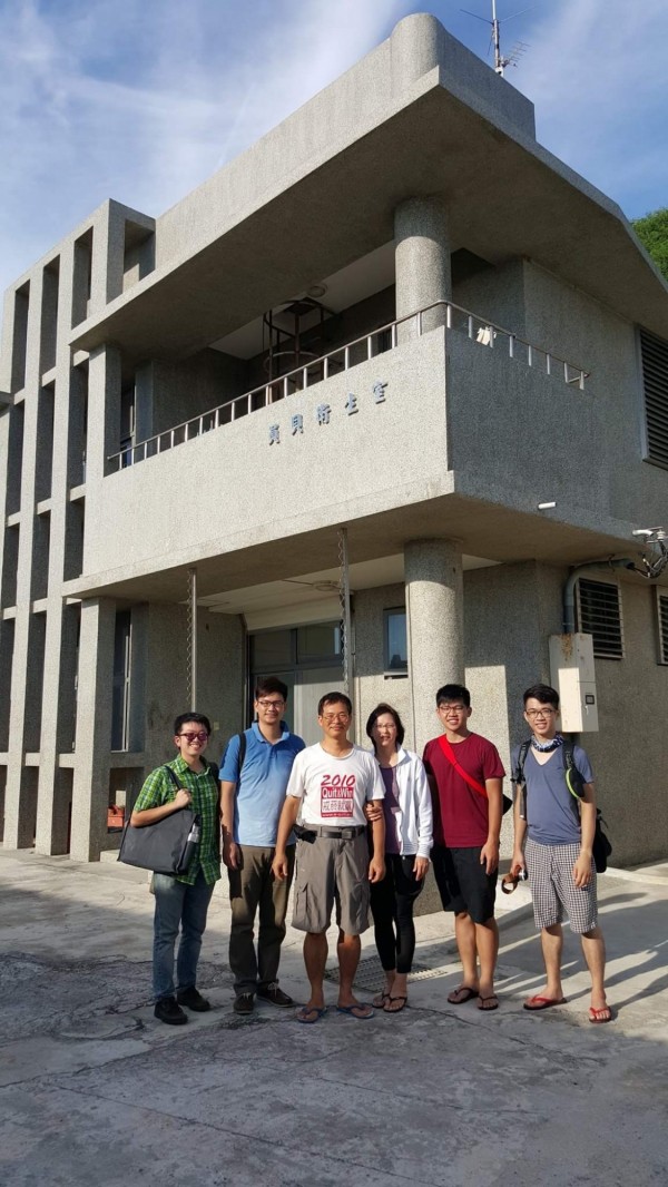 侯武忠醫師〈中〉藍白拖、短褲及T恤,為標準的台客裝扮。(翻攝侯武忠臉書)