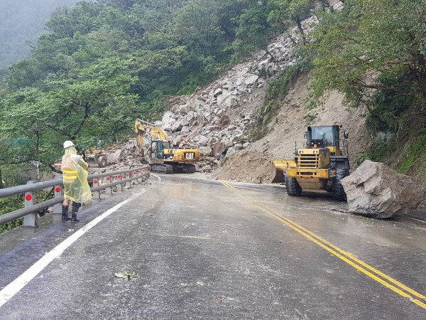 蘇花公路114.4K災情擴大,蘇澳至東澳段今凌晨12時許封閉,工程單位投入搶修,今下午3時開放通車。(記者張議晨翻攝)