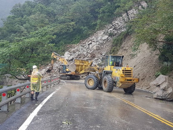 蘇花公路114.4K災情擴大,蘇澳至東澳段今凌晨12時許封閉,工程單位投入搶修,今下午3時開放通車。(記者張議晨翻攝)