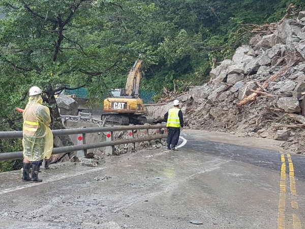 蘇花公路114.4K災情擴大,蘇澳至東澳段今凌晨12時許封閉,工程單位投入搶修,今下午3時開放通車。(記者張議晨翻攝)