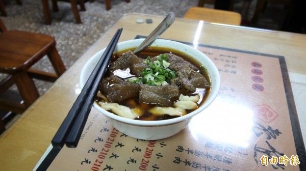 最受饕客喜愛的便是紅燒半筋半肉麵,Q彈手工家常麵、口感多變的牛肉、牛筋,搭配帶勁川味紅燒湯頭,再來一份其他牛肉麵店少見的特製滷豬腳,絕對是冬天最過癮的享受。(記者鍾泓良攝) 最受饕客喜愛的便是紅燒半筋半肉麵,Q彈手工家常麵、口感多變的牛肉、牛筋,搭配帶勁川味紅燒湯頭,再來一份其他牛肉麵店少見的特製滷豬腳,絕對是冬天最過癮的享受。(記者鍾泓良攝)