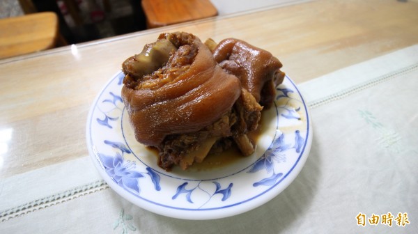周奕君說,店內的招牌就是川味紅燒半筋半肉麵,另外便是用老滷汁去滷的滷豬腳,也推薦紅油炒手。(記者鍾泓良攝) 周奕君說,店內的招牌就是川味紅燒半筋半肉麵,另外便是用老滷汁去滷的滷豬腳,也推薦紅油炒手。(記者鍾泓良攝)