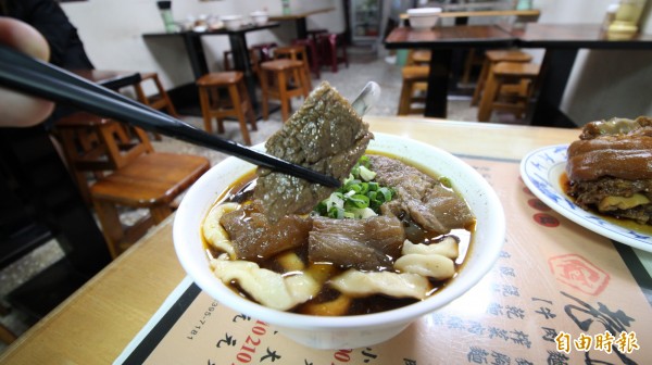 店內的牛肉則是當天準備好丟入湯頭熬煮,讓顧客吃的是新鮮的牛肉配陳年的湯頭。(記者鍾泓良攝) 店內的牛肉則是當天準備好丟入湯頭熬煮,讓顧客吃的是新鮮的牛肉配陳年的湯頭。(記者鍾泓良攝)