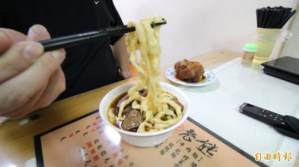 老熊牛肉麵的特色即是紅燒湯頭,是使用辣豆瓣及大骨燉製一整天,既使湯頭辣度夠勁,但清爽不油膩。(記者鍾泓良攝) 老熊牛肉麵的特色即是紅燒湯頭,是使用辣豆瓣及大骨燉製一整天,既使湯頭辣度夠勁,但清爽不油膩。(記者鍾泓良攝)