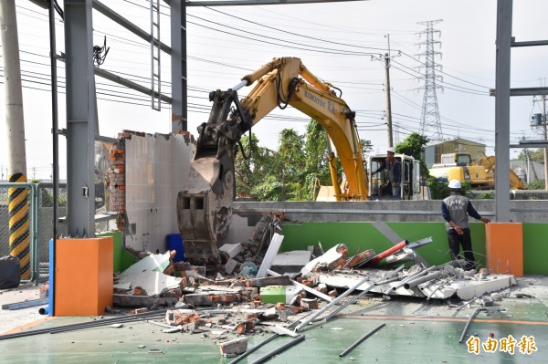 拆除大隊怪手破壞違建工廠RC結構。(記者蘇福男攝)