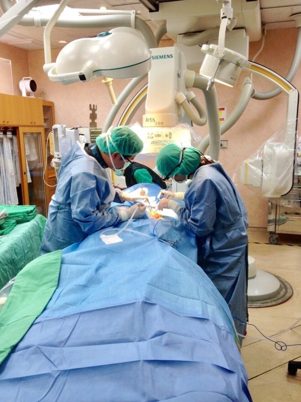 台大新竹分院團隊決定為老翁同時做微創主動脈支架手術及微創腹腔鏡直腸切除手術，此為極罕見的單次同時施行兩項手術。（記者蔡彰盛翻攝）