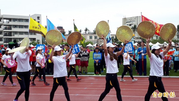 台東縣政府員工連運動會都不忘宣傳台東金幣。(記者黃明堂攝)