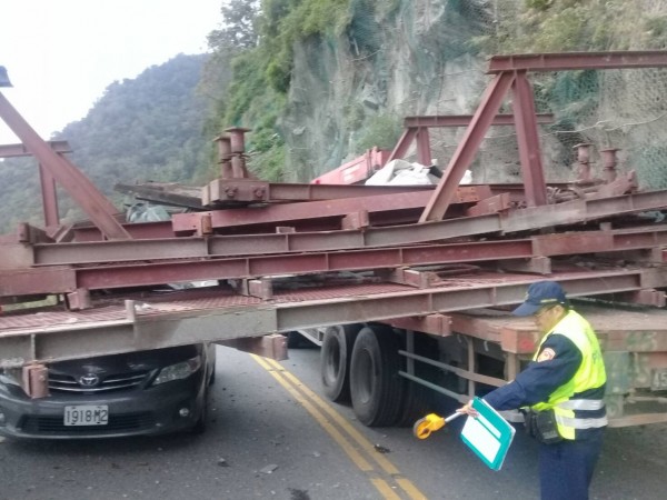 一輛拖板車行經蘇花公路時,車上載的鋼架忽然脫落,砸到自小客車,所幸無人員傷亡。(記者張議晨翻攝)