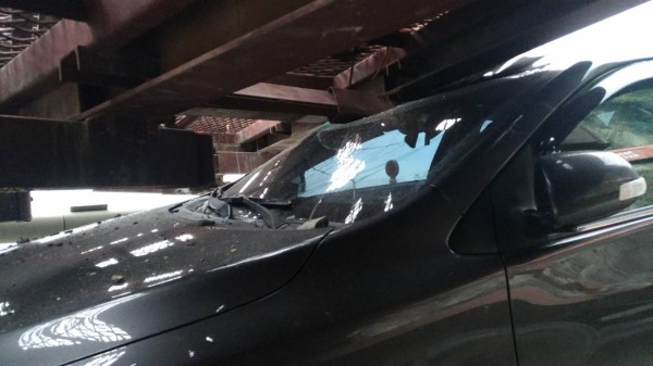 一輛拖板車行經蘇花公路時,車上載的鋼架忽然脫落,砸到自小客車,所幸無人員傷亡。(記者張議晨翻攝)