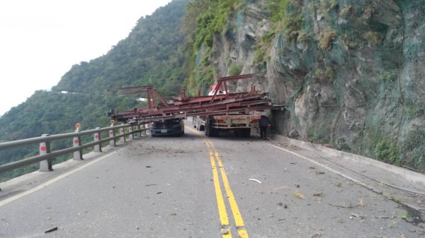 一輛拖板車行經蘇花公路時,車上載的鋼架忽然脫落,砸到自小客車,所幸無人員傷亡。(記者張議晨翻攝)