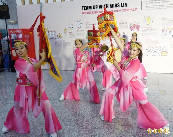 桃機展出「Hello, Miss Lin」 媽祖文化特展,中華文化總會用數位互動及中英文讓出境的國內外旅客都可以清楚瞭解台灣的媽祖文化,今天舉行啓用典禮,跳鼓陣開場。(記者姚介修攝)