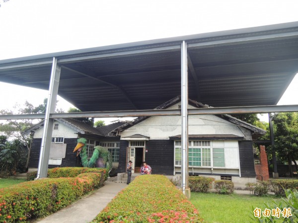 花蓮市著名的縣定古蹟將軍府與周邊七棟歷史建物毀損程度逐年加劇,立委蕭美琴爭取億元整建經費。(記者王錦義攝)