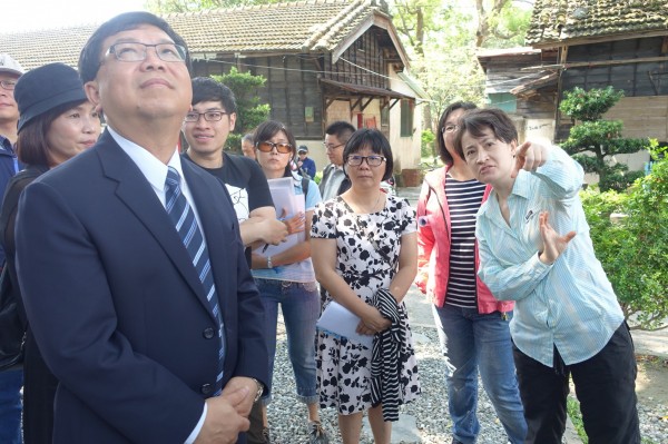 花蓮縣立委蕭美琴(右一)五月間邀請文化部次長李連權(左一)前來花蓮考察文創成果,並前往將軍府現場會勘。(蕭美琴辦公室提供)