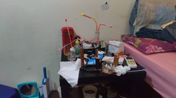 警方進入黃男的租屋處,桌上擺滿吸食器(記者吳昇儒翻攝)