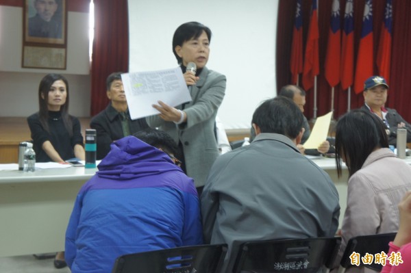 澎湖縣議長劉陳昭玲砲火猛烈，提出資料指稱縣長陳光復是騙子。（記者劉禹慶攝）