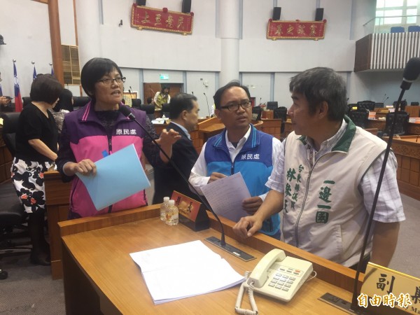 散會後,原民處長吳慧琴(左)持續和議員林參天(右)溝通。(記者張存薇攝)