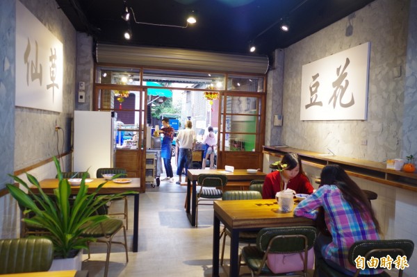 一銀仙草從路邊攤改為店面，成為文青熱門拍照的美食景點之一。（記者王善嬿攝）