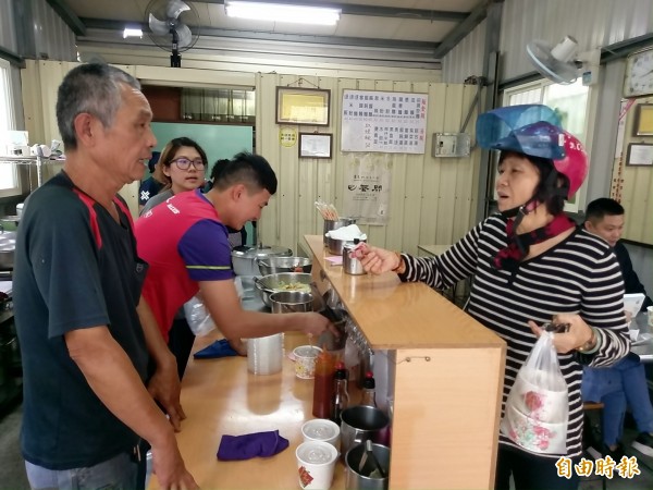 集集舉辦建醮活動,全鎮配合吃素,就有民眾到素食店掏錢買午餐,卻被店家告知「呷免錢」,直呼「揪感心」。(記者劉濱銓攝)