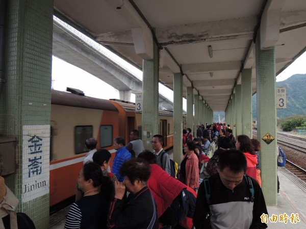 金崙小站月台擠滿搭車返回高屏的泡湯民眾。(記者李立法攝)