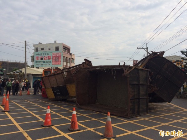 小火車車廂出軌翻覆。(記者廖淑玲攝)