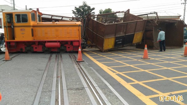 休旅車衝撞台糖小火車,造成小火車車廂出軌翻覆。(記者廖淑玲攝)