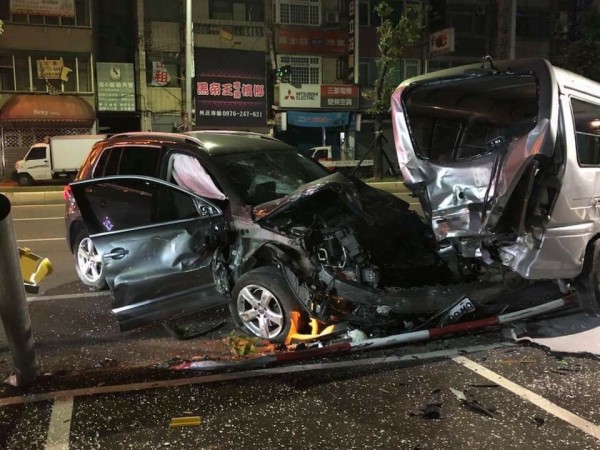駕駛休旅車的男子行經該路口,疑似車速過快,導致車輛在小幅度過彎時反應不及,直接失控偏右,撞上停放在路邊一整排的汽機車。(記者王駿杰翻攝)