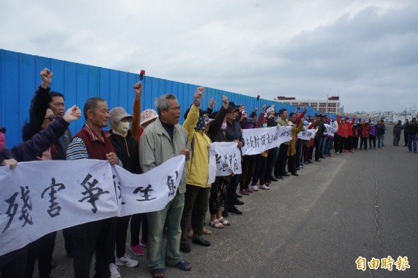 馬公案山里民近200人,聚集新馬公加油站高舉白布條抗議。(記者劉禹慶攝)
