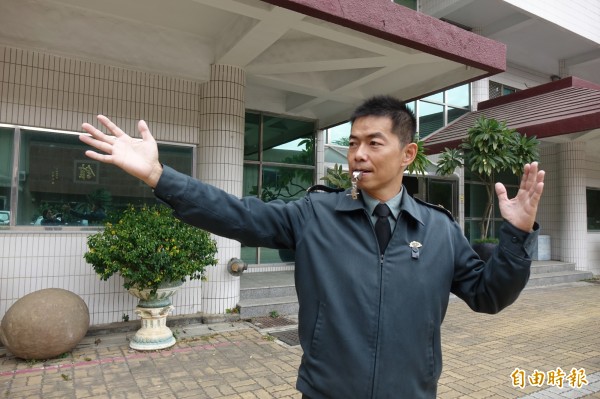 彰化高中主任教官鄭綜聖,常常在路口幫忙指揮交通。(記者劉曉欣攝)