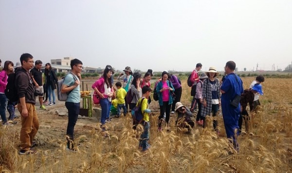 北門社大位於農漁村地區,帶領學員至產地現場認識糧食安全議題。(圖由全促會提供)