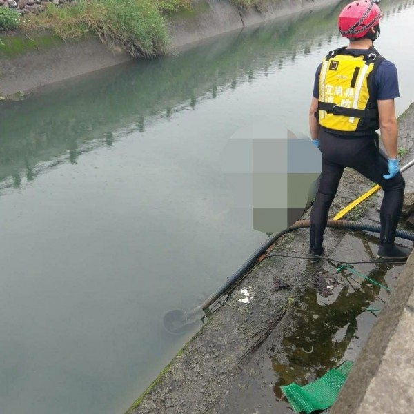 警消獲報後到場打撈,確認死者為家住冬山香城路的顏姓男子。(記者張議晨翻攝)