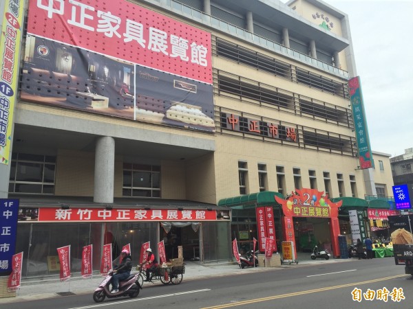 市府產發處市場管理科長尤瑋鍾指出,中正市場BOT案是市府與立揚展業公司於102年6月13日簽訂。(記者王駿杰攝)