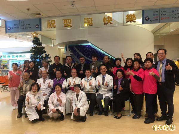 天主教湖口仁慈醫院,今天提前舉辦耶誕點燈祈福活動,由主教李克勉主持,會中並宣導失智症。(記者廖雪茹攝)