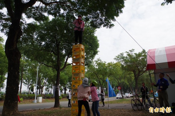學生體驗攀樹疊疊樂,考驗互助與互信。(記者林國賢攝)