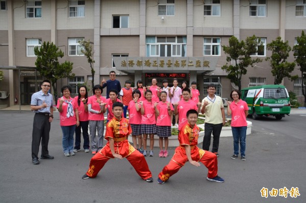 六甲國中學生到台南第二監獄演出，緊張又興奮。（記者楊金城攝）