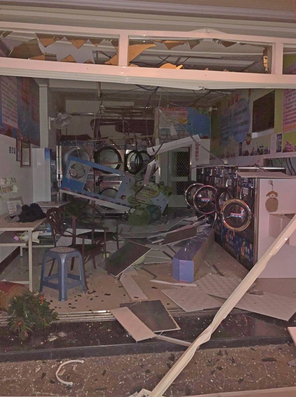 洗衣店被炸得面目全非落地窗全數破裂。(記者陳冠備翻攝)
