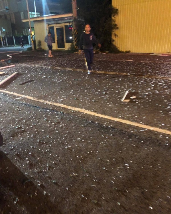落地窗玻璃炸出,大馬路上都是碎玻璃。(記者陳冠備翻攝)