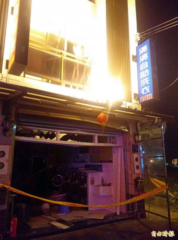 二林一家自助洗衣店疑似瓦斯管線脫落,造成氣爆意外。(記者陳冠備攝)