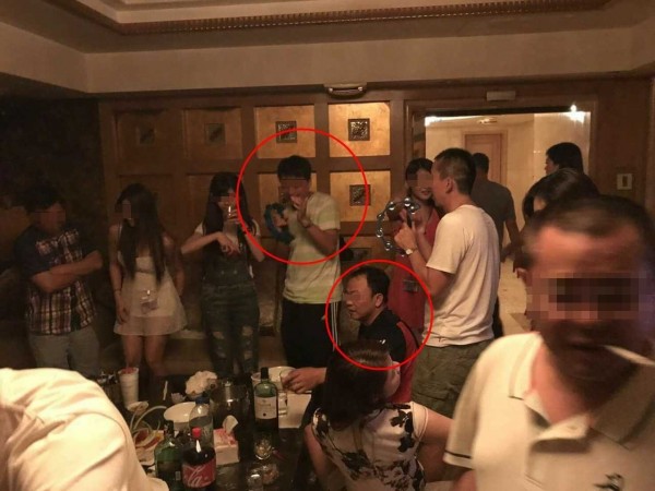 陳姓隊長(站立者)及黃姓偵查佐遭爆料上酒店喝花酒。(圖片取自臉書)