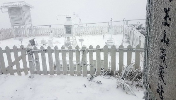 玉山今日再飄降白雪,玉山群峰呈現雪白北國風情,連氣象局北峰氣象站積雪也達2公分左右。(記者謝介裕翻攝)