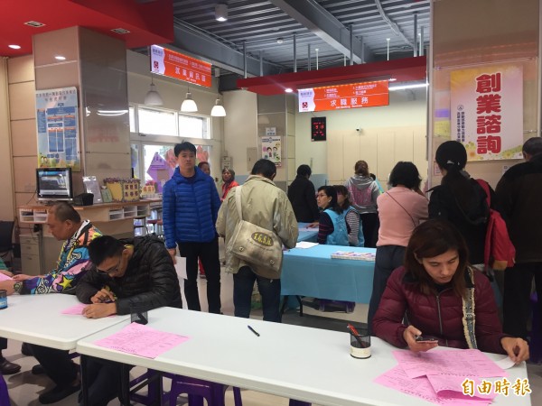 台東就業中心徵才活動吸引不少民眾前往。(記者張存薇攝)