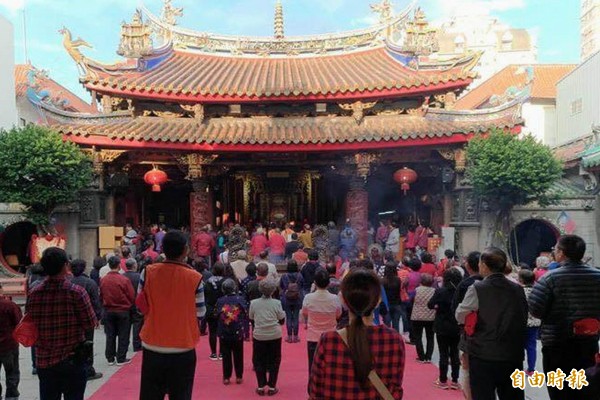 彰化市南瑤宮信眾絡繹不絕,香火鼎盛。(記者湯世名攝)