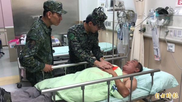 軍方慰問宋姓傷者。(記者蔡宗憲攝)