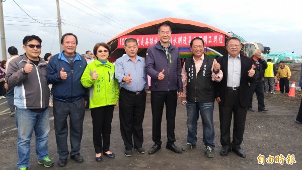 地方各級民意代表見證大排改善工程動工。(記者廖淑玲攝)
