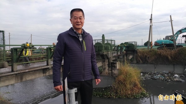 雲林農田水利會長林文瑞說明大排改善工程情形。(記者廖淑玲攝)
