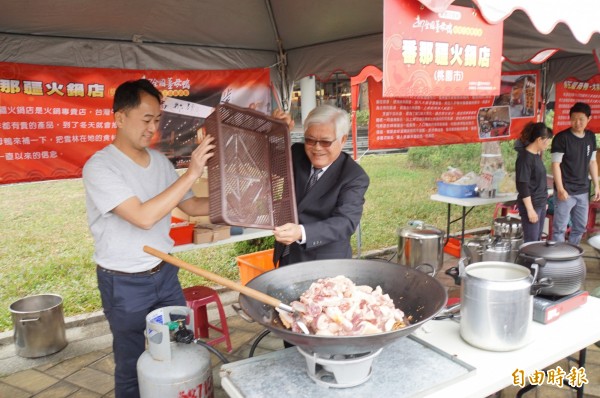 全國薑母鴨料理王競賽在雲林熱鬧登場,縣長李進勇也下場秀一下廚技。(記者詹士弘攝)