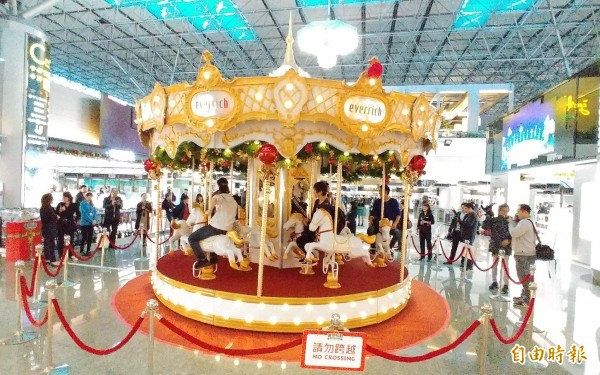 耶誕限定旋轉木馬現身桃機,大、小朋友玩得不亦樂乎。(記者姚介修攝)