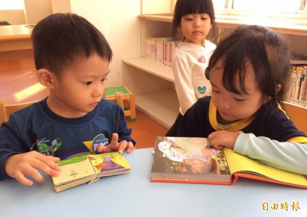 秀林鄉圖書館今年陸續活化館藏空間,宛如咖啡廳般的舒適環境,提高民眾入館借書意願,秀林國小附設幼兒園幼童也在老師帶領下,每週固定入館閱讀繪本。(記者王峻祺攝)