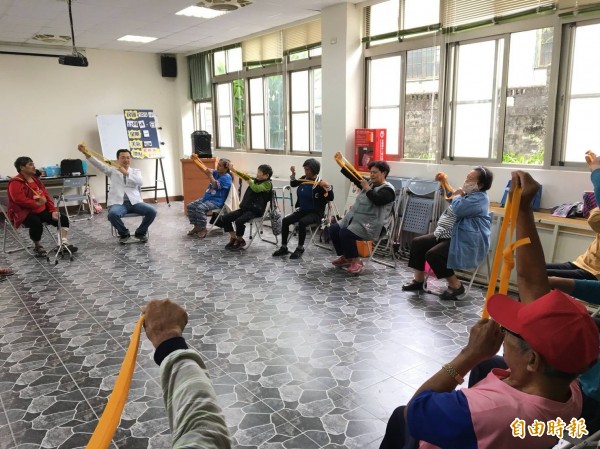長照2.0中的日照中心及C站點,都需要物理治療師協助訓練長輩的肌耐力等活動,林俊南也會提供協助。(記者王秀亭攝)