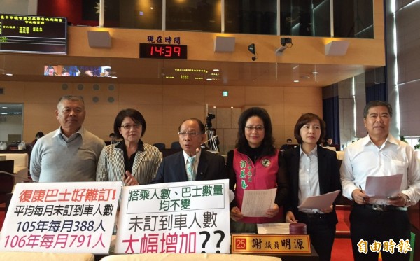 復康巴士供不應求,身障朋友叫不到車,議員要求開放民間參與營運。(記者黃鐘山攝)